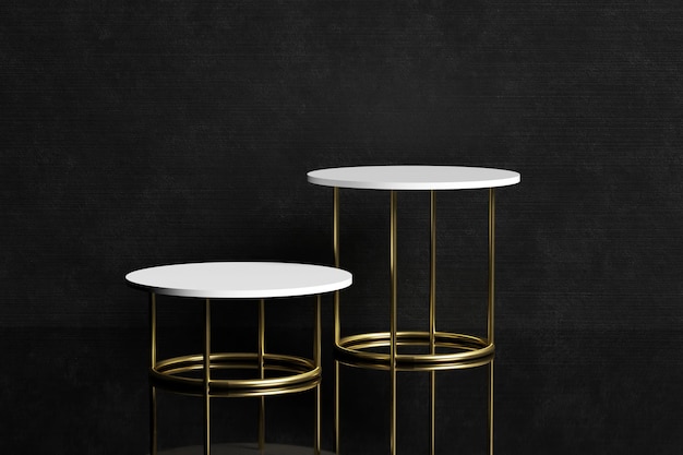 Une table d'appoint dorée et blanche avec un cadre doré repose sur un fond noir.