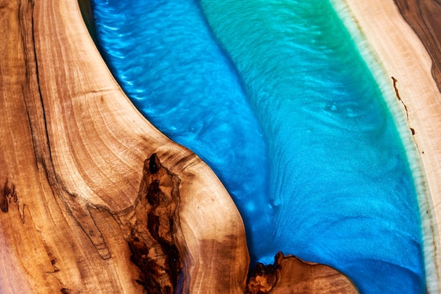 Table artisanale en bois et résine époxy.