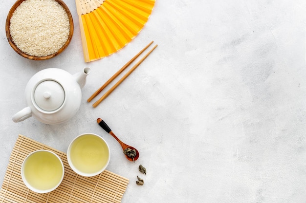 Table asiatique sertie de bronzage et vue de dessus de théière