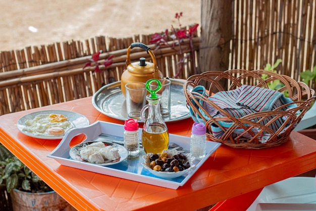 Une table avec une assiette de nourriture et un panier de nourriture dessus