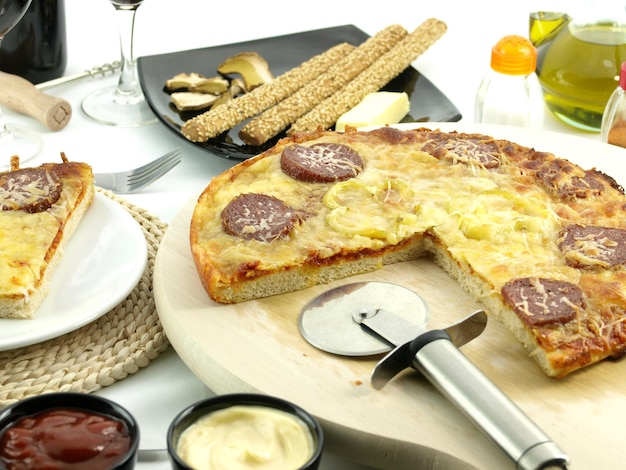 Une table avec une assiette de nourriture et un verre de vin