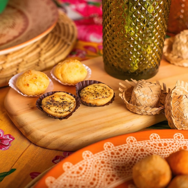 Une table avec des assiettes et des assiettes et une assiette avec de la nourriture dessus