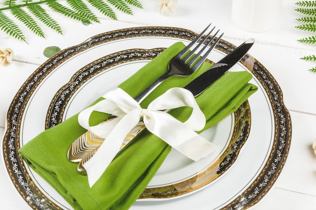 Table avec assiettes et couverts, vue d'en haut