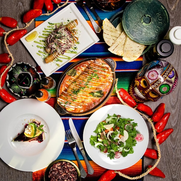 Une table avec des assiettes de nourriture comprenant une salade, une salade et d'autres aliments.