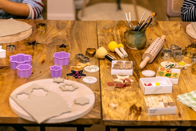 Table d'atelier avec des outils pour fabriquer des décorations de Noël en céramique