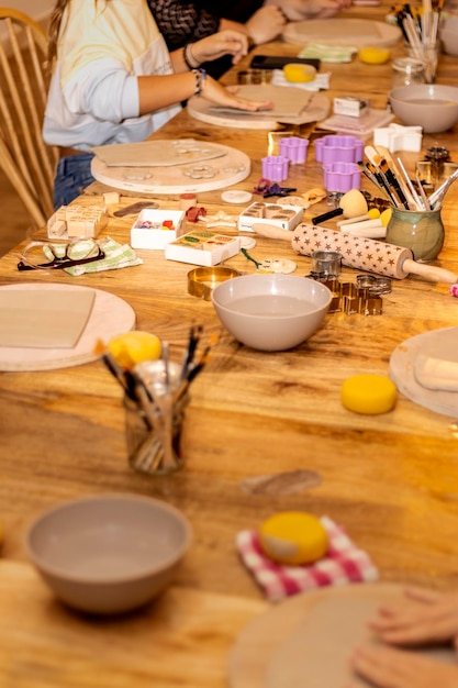 Table d'atelier avec outils et ustensiles pour faire des décorations de Noël