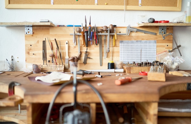 Photo table d'atelier avec outils