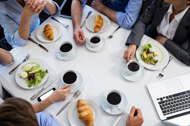 Table au restaurant pendant une réunion de travail