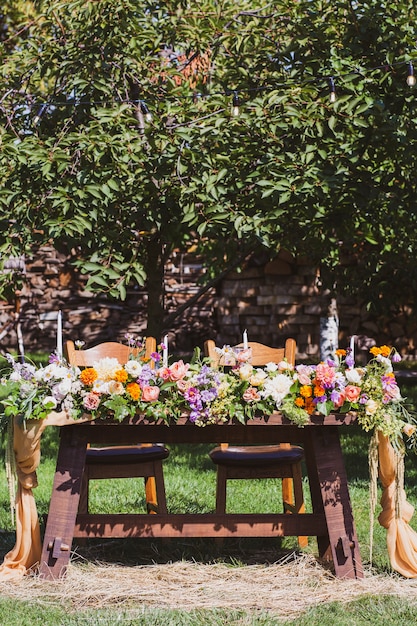 Photo table de banquet dans le jardin