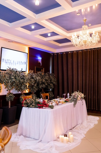 Une table de banquet festive dans un restaurant pour les mariages jubilés anniversaires