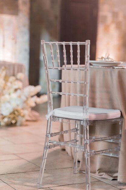 Photo table de banquet de mariage dans le restaurant préparation avant le banquet fleurs claires et roses