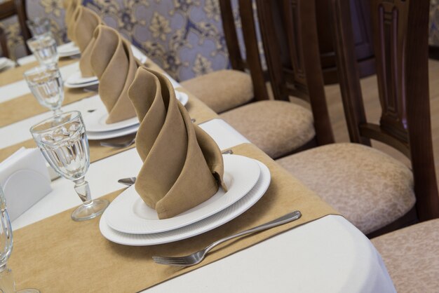 Table de banquet de service dans un restaurant luxueux de style beige et blanc