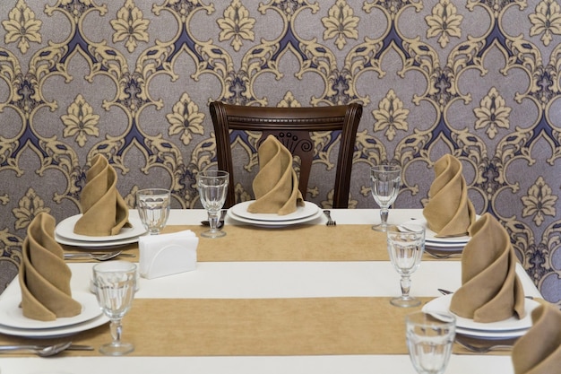 Table de banquet de service dans un restaurant luxueux de style beige et blanc