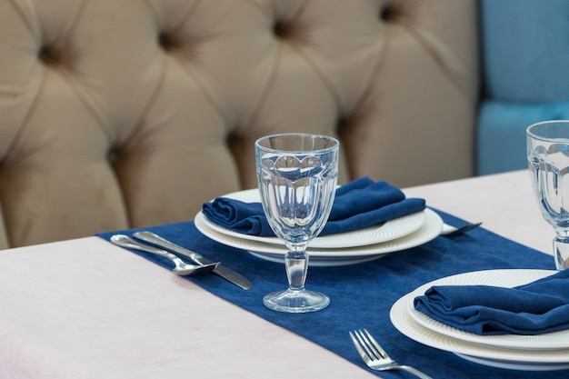 Table de banquet de service dans un restaurant luxueux de style bleu et clair