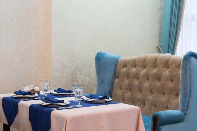 Table de banquet de service dans un restaurant luxueux de style bleu et clair