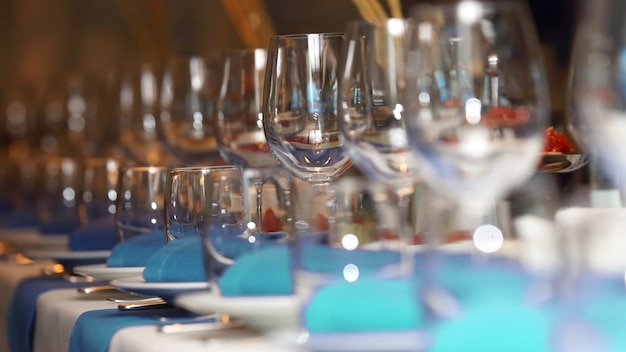 Table de banquet de service dans un restaurant de style bleu et blanc. vaisselle pour les boissons