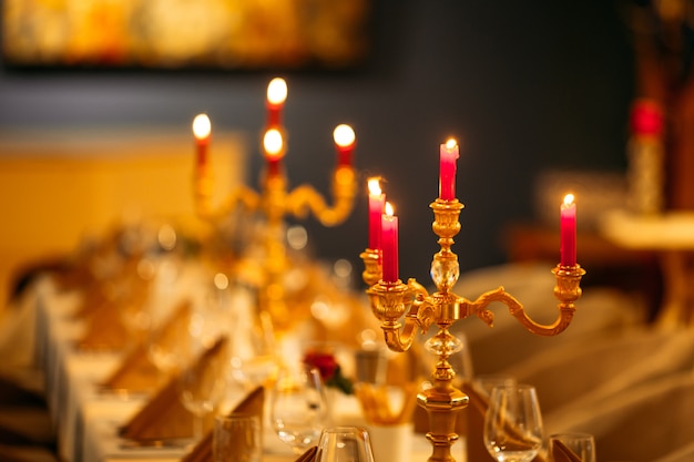 Photo table de banquet servie avec candélabre lumière chaude