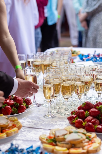 Une table de banquet avec des verres à vin et des assiettes avec des collations