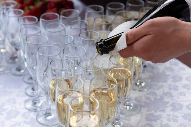 Une table de banquet avec des verres à vin et des assiettes avec des fraises