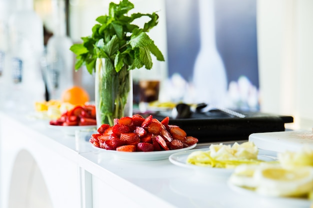 Table de barman avec fruits coupés