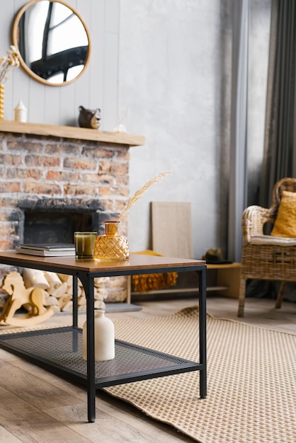 Table basse au coin du feu d'une maison de campagne au style scandinave