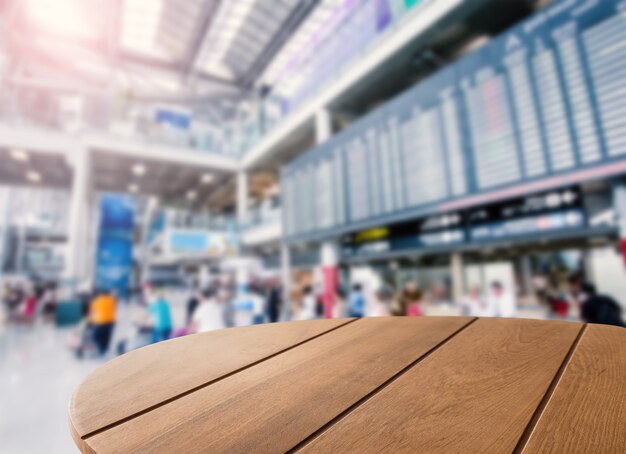 Table basse en bois avec fond d'aéroport