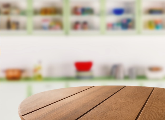 Table basse en bois avec fond de cuisine