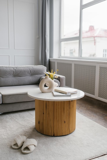 Table Basse En Bois Avec Plateau En Marbre à L'intérieur D'un Salon Moderne  Avec Un Canapé Gris