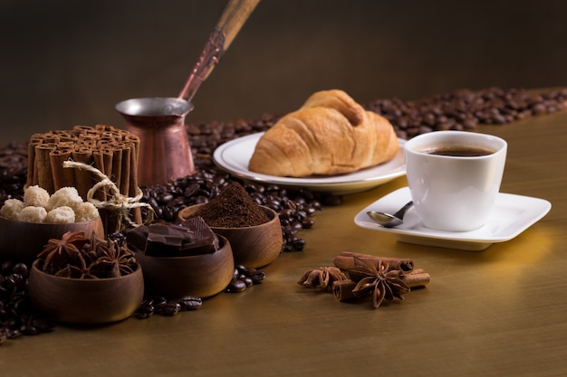 Table basse avec grains de café et ingrédients aromatiques