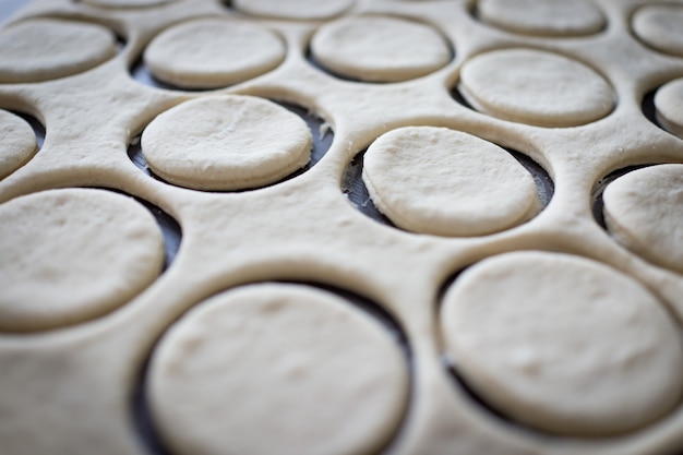 Table avec des beignets faits maison pendant le processus