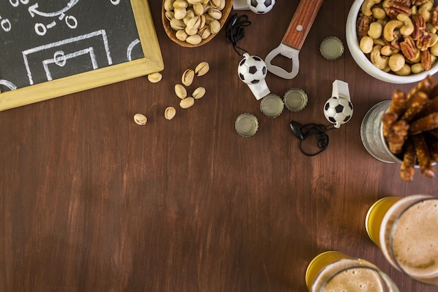 Table avec de la bière et des collations salées pour la fête du football.