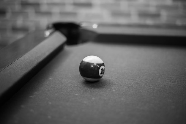 Table de billard dans la salle de billard avec boules et queue