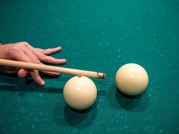 table de billard avec queue et boule