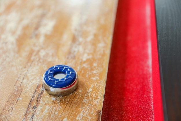 Une table de billard rouge, blanche et bleue avec un anneau bleu dessus.