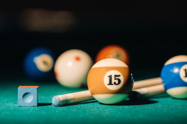 Table de billard avec surface verte et boules dans le club de billard. Jeu de billard.