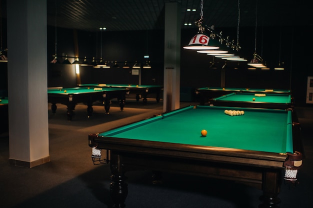 Table de billard avec surface verte et boules dans le club de billard.