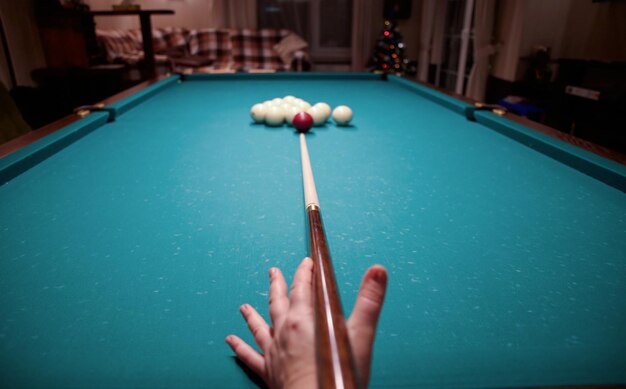 Photo table de billard avec surface verte et boules dans le club de billardjeu de piscine