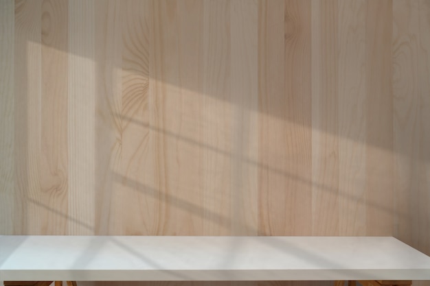 Table Blanche Avec Mur En Bois.