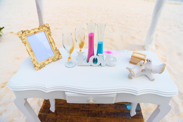 Table blanche pour une cérémonie de mariage avec des décorations au bord de la mer