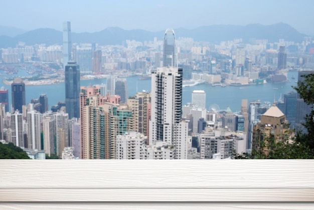 Table blanche vide sur fond de paysage urbain flou