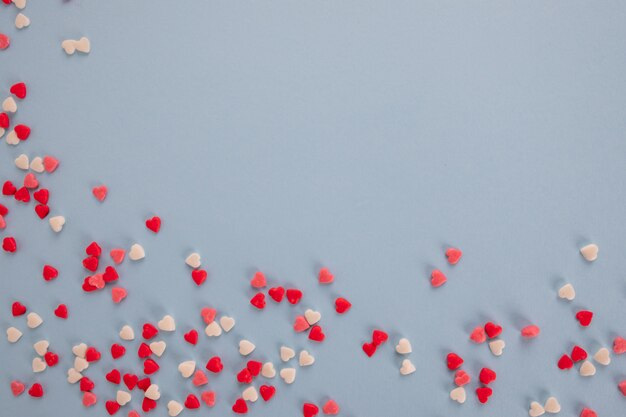 Table bleue avec des bonbons coeur