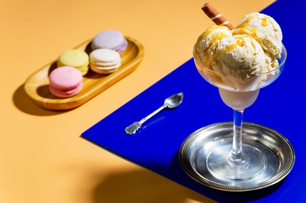 Une table bleue avec des macarons et des macarons dessus