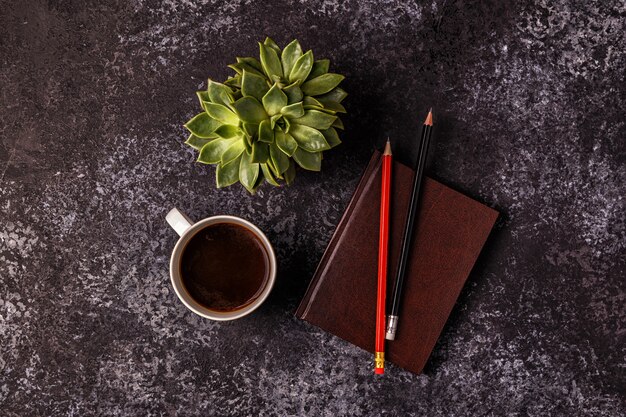 Table avec bloc-notes, crayons et café