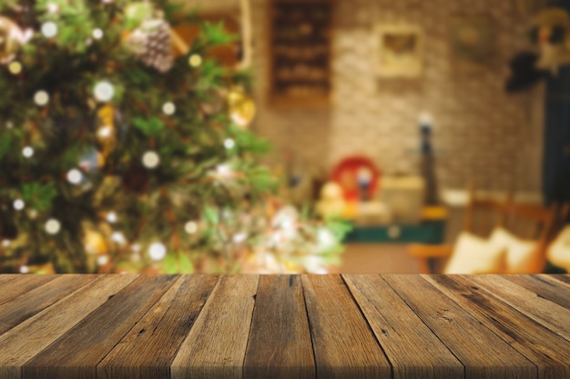 Photo table en bois sur arbre de noël avec décoration