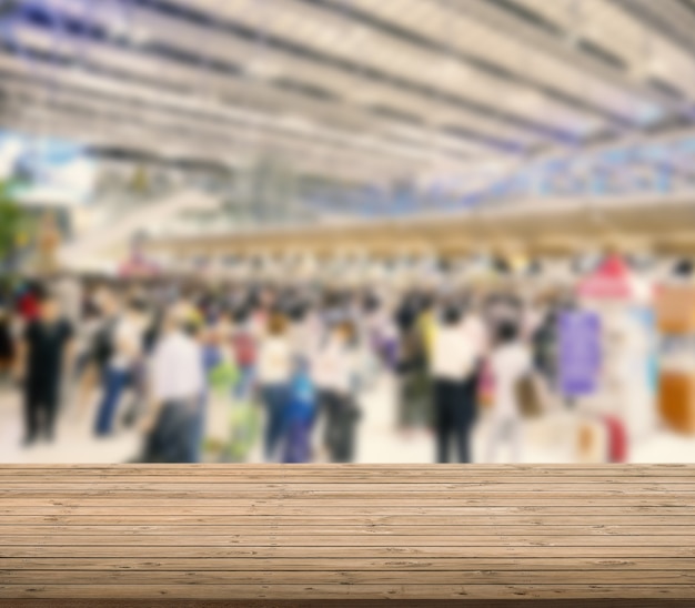 Table en bois avec arrière-plan flou de l'aéroport