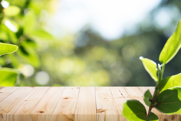 Table en bois avec arrière-plan flou de la forêt de la nature.