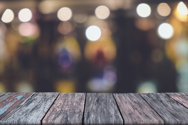 Table en bois avec arrière-plan flou