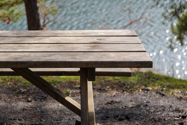 table en bois au bord du lac