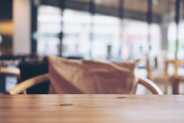 table en bois au café