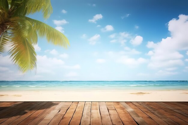 La table en bois au-dessus de la plage et les feuilles de palmier avec un arrière-plan flou